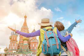 Two people embracing in front of the Saint Basil Church